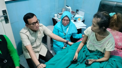 Menteri P2MI Kunjungi TKW Asal Jember yang Dipulangkan Majikannya karena Penyakit Aneh, Abdul Kadir Ingatkan Ini