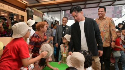 Gibran Bagi-bagi Hadiah Natal di GPIB Paulus Menteng