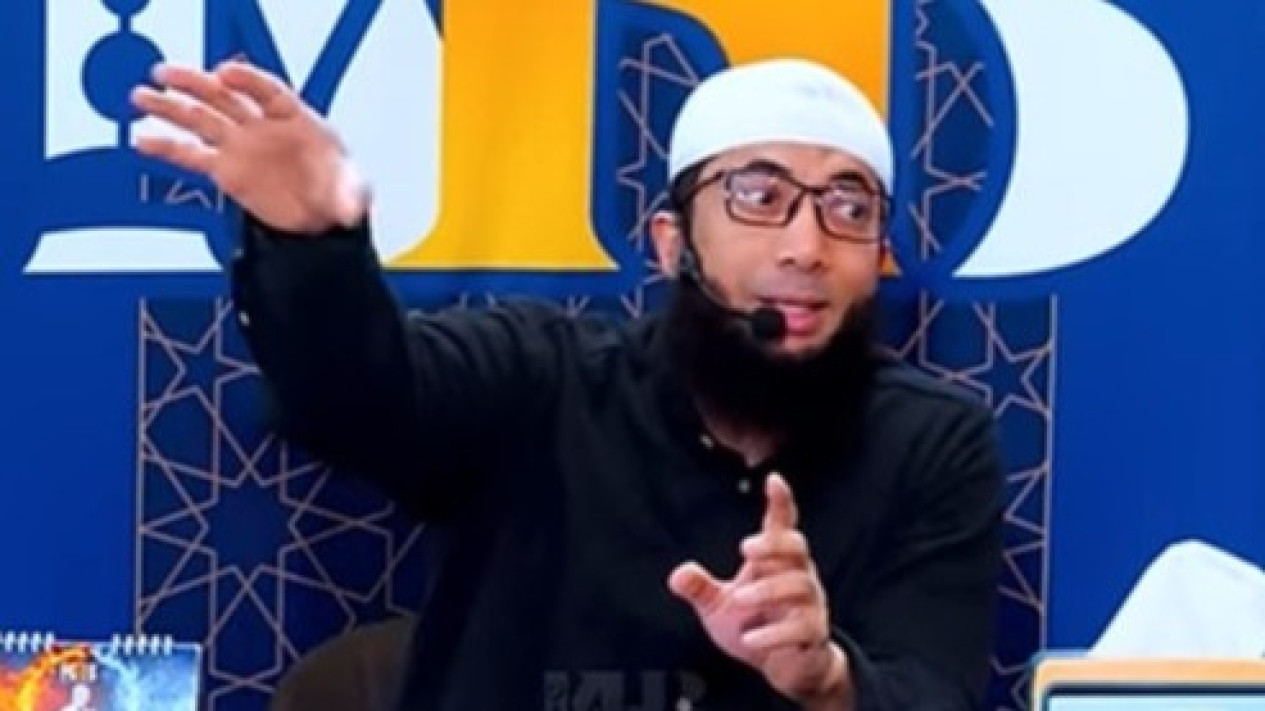 Ustaz Khalid Basalamah: Ngaku Muslim Tapi Kok Ngucapin Selamat Natal?
            - galeri foto