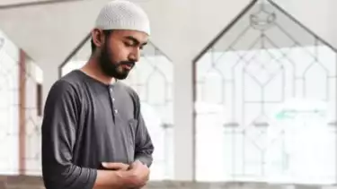 Ilustrasi pria mengerjakan shalat setelah zakat