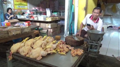 Harga Daging Ayam dan Telur Melonjak di Libur Nataru, Pedagang Pasar Tradisional Jombang Sepi Pembeli