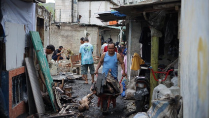 Pasca Kebakaran Rumah di Kemayoran, Warga Gotong Royong Bersihkan Puing Bangunan