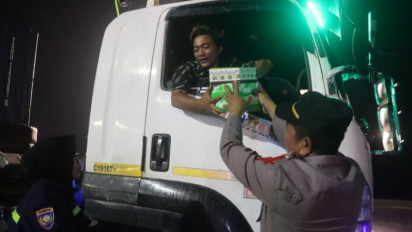 Polres Lampung Selatan Bagikan 600 Nasi Kotak Gratis untuk Sopir Truk di Pelabuhan BBJ Bakauheni