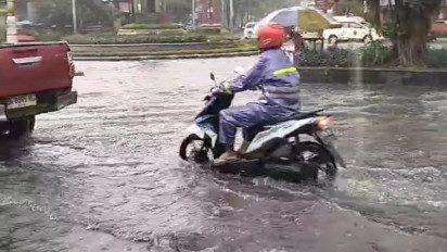 Hujan Deras Melanda, Beberapa Titik di Kota Gresik Tergenang seperti Lautan