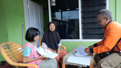 Penerima Terbantu Bansos Atensi Yapi yang Diantarkan Langsung oleh Petugas PosIND ke Rumah