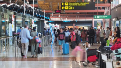 Ratusan Ribu Penumpang Hilir Mudik di Bandara Soekarno-Hatta Jelang Perayaan Tahun Baru 2025