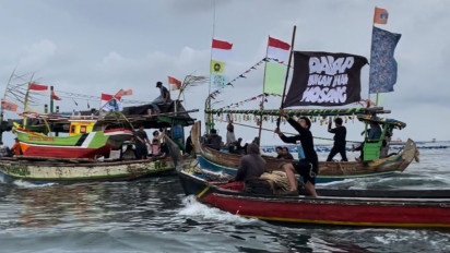 Tak Hanya Air Mata, Ada Bendera dengan Tulisan Mengerikan Berkibar di Festival Dadap