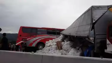 Bus Rombongan Pelajar Bertabrakan Dengan Truk di Tol Lawang , 4 Tewas