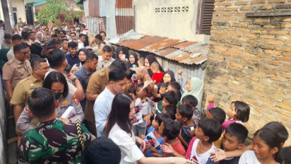 Wapres Gibran Bersama Istri Bagikan Paket Sembako ke Warga Gang Dame Medan