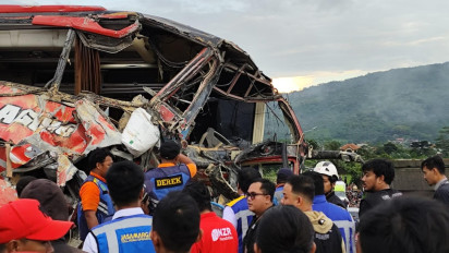 Polisi Evakuasi Bus Terguling di Tol Pandaan-Malang, Empat Orang Meninggal Dunia