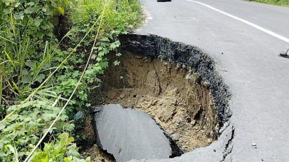Hujan Deras Sebabkan Longsor di Jalan Provinsi OKU Selatan