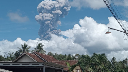 Gunung Raung Erupsi, Ketinggian Kolom 2.000 Meter di Atas Puncak Kawah