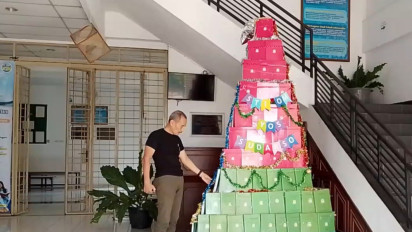 Pohon Natal Unik di Purwokerto, Tersusun dari Ratusan Skripsi Mahasiswa