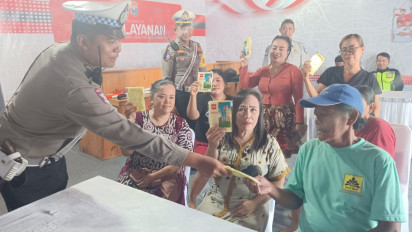 Operasi Lilin Semeru 2024, Satlantas Polres Lamongan Gelar Pengobatan dan Pemberian Jas Hujan Gratis