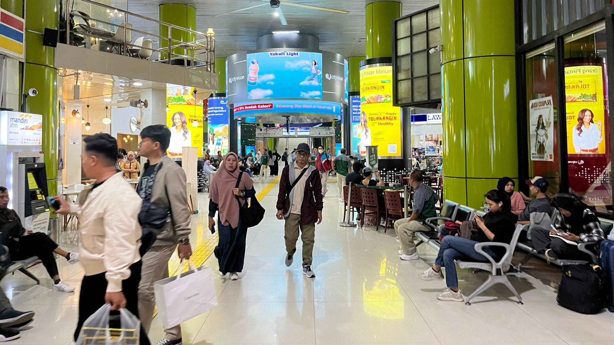 H-1 Perayaan Natal, Penumpang Mulai Padati Stasiun Gambir
            - galeri foto