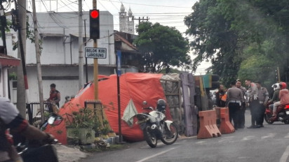 Terobos Jalur Tengah Kota, Truk Muatan Sekam Terguling di Probolinggo
