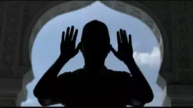 Ilustrasi takbiratul ihram setelah membaca niat shalat pakai bahasa Indonesia