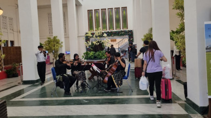 Unik! Sambut Penumpang Nataru, Daop 6 Hadirkan Musik Klasik di Stasiun Yogyakarta