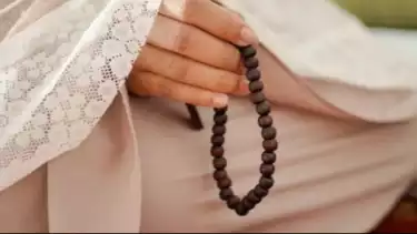 Ilustrasi membaca amalan zikir pengabul hajat setelah shalat