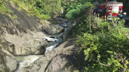 Diduga Sopir Mengantuk, Minibus Terjun Bebas ke Jurang di Sempor Kebumen