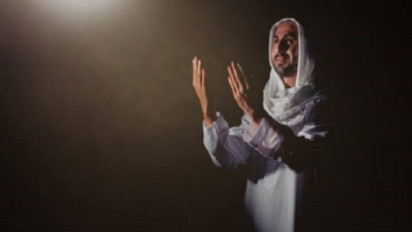 “Jalur Langit” Lunasi Utang, Ustaz Adi Hidayat Sarankan Baca Doa Ini Sebelum Tidur: Diajarkan oleh Rasulullah SAW