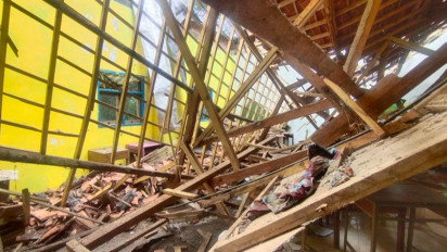 Atap Ruang Kelas Sekolah Madrasah di Lumajang Ambruk, Ini Penyebabnya