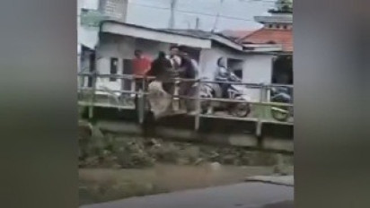 Wanita Cantik Berprofesi LC Karaoke di Jombang Mencoba Bunuh Diri Lompat ke Sungai