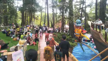 Ribuan pengunjung padati destinasi wisata alam hutan pinus di Kudus, Jawa Tengah.