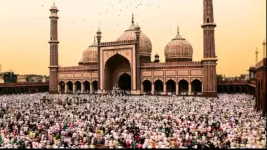 Ilustrasi jemaah mendengar naskah khutbah Jumat singkat tentang bulan Rajab