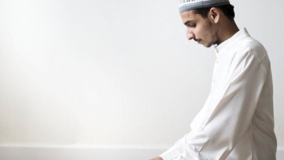 Hukum Tunda Shalat Isya dengan Niat Gabung dengan Tahajud, Buya Yahya Katakan Itu Artinya…