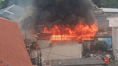 13 Rumah Kontrakan di Klender Hangus Terbakar