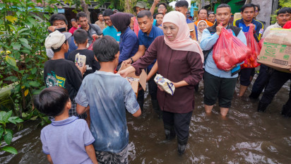 Khofifah Tinjau Banjir di Waru, Sidoarjo, Beri Solusi Pemompaan Genangan dan Salurkan Bantuan untuk Warga Terdampak