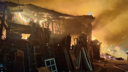 Kebakaran di Koja Jakarta Utara Sebabkan Rumah dan Gudang Kayu Ludes Terbakar