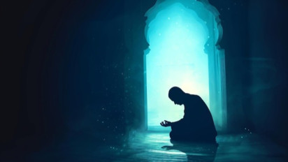 Cuma 5 Menit Mulai Nanti Malam Baca Doa Ini Usai Tahajud, Kata Ustaz Adi Hidayat Seketika Hajat Dikabulkan Hingga Utang ...