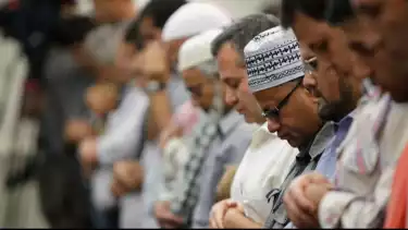 Ilustrasi makmum pakai peci putih saat shalat berjamaah