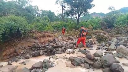 Nekat Nyebrang Sungai Dengan Sepeda Motor, Remaja Putri di Sumbawa Barat Terseret Banjir