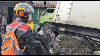 Sopir Diduga Mengantuk, Mobil Box Tabrak Minibus Hingga Terseret Sejauh Tujuh Meter