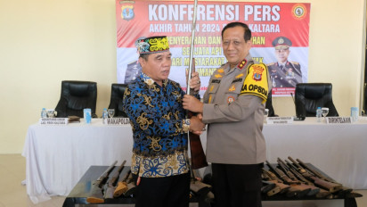 Demi Menjaga Keamanan Tahun Baru 2025 Warga Dayak Serahkan 29 Senpi Rakitan