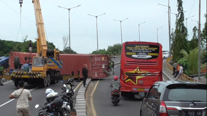 Laka Truk Kontainer, Jalur Surabaya-Krian Lumpuh 9 Jam