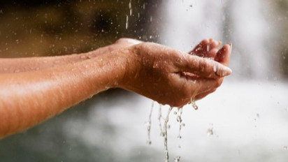 Hukum Wudhu di Kamar Mandi yang Ada Kloset, Ustaz Adi Hidayat Katakan Itu…