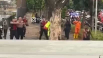 Viral! Pria Kejar-Kejar Polisi Pakai Sajam di Jakarta Barat Ditangkap