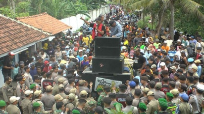 Diwarnai Aksi Saling Dorong dengan Petugas, Ratusan Warga di Lumajang Gelar Aksi Demo Tambak Udang