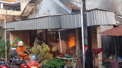 Kebakaran Hebat Melanda Rumah di Jalan Muteran IV Surabaya, 15 Mobil Pemadam Dikerahkan