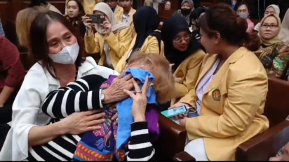 Ibunda Helena Lim Meraung Saat Vonis Anaknya: Ganti Nyawaku Saja!