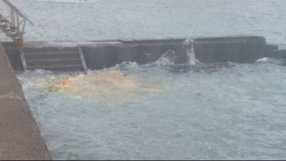 Tumpahan Minyak Cemari Pantai Candidasa Karangasem, Wisatawan Check-Out Lebih Awal