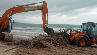 Sampah Kiriman Penuhi Pantai Kuta, DLHK Badung Siagakan 500 Petugas di Malam Tahun Baru