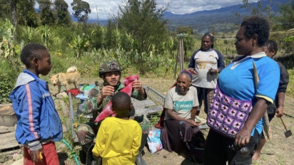 TNI Bagi-bagi Baju untuk Anak-anak Papua
