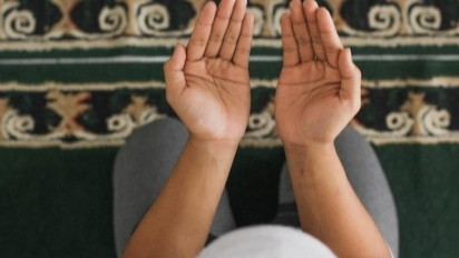 Ingin Bebas dari Utang? Mulai Tahun 2025 Baca Doa Ini Setiap Malam, Ustaz Adi Hidayat: Sebelum Tidur dan Hadap Kanan