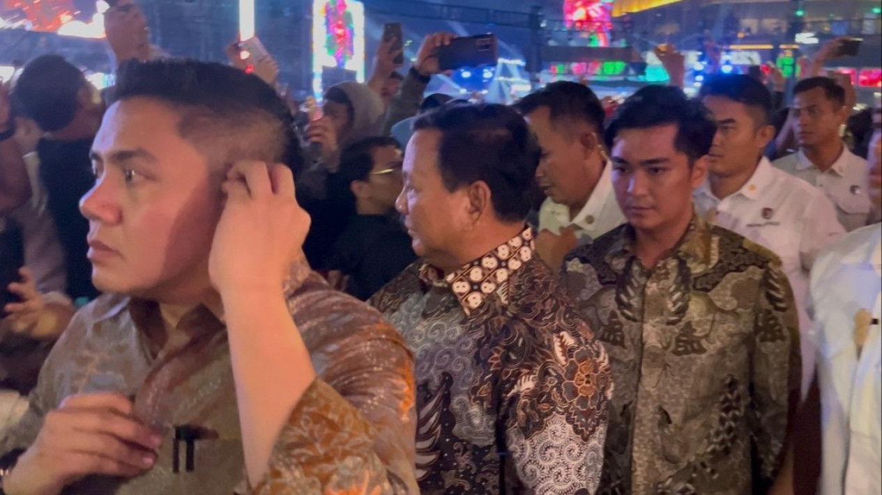 Presiden Prabowo Hingga Titiek Soeharto Turut Ramaikan Tahun Baru 2025 di Bundaran HI
            - galeri foto