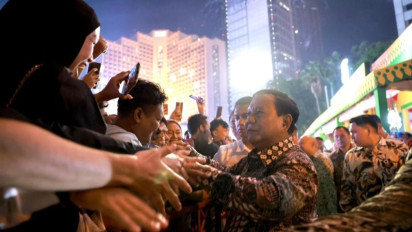Momen Presiden Prabowo Sapa Masyarakat Saat Perayaan Malam Tahun Baru di HI